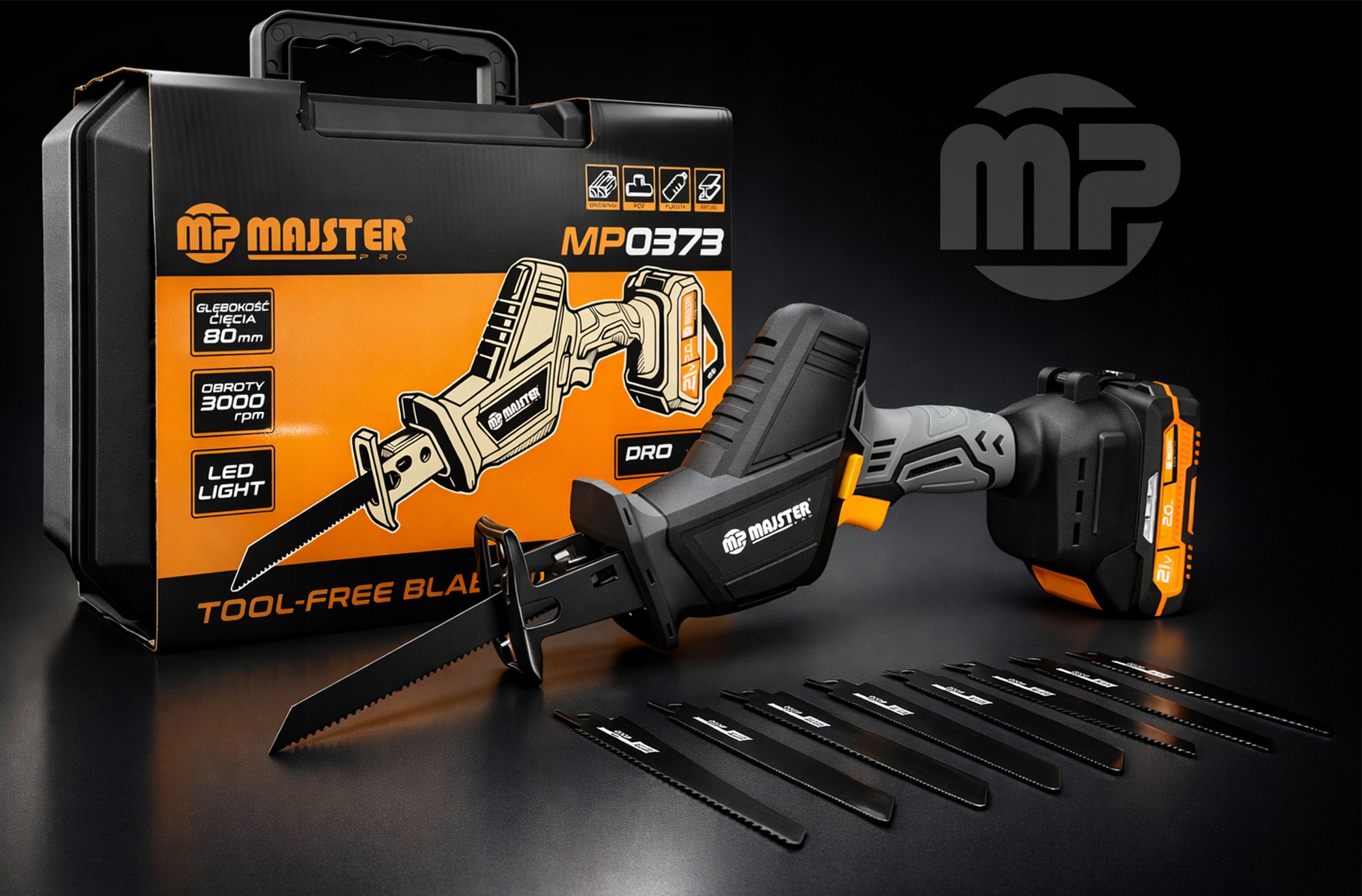 Akumulatorowa piła szablasta marki MAJSTER PRO, model MP0373 w zestawie, na ciemnym tle - ujęcie nr 1